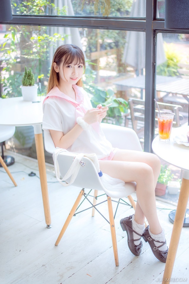 “回援江夏！”陈到冷冷的看了伏德一眼，正看到伏德眼中的愕然，冷哼一声，此刻也顾不了太多，连忙跳上一艘战船，伏德也连忙跟上，现在他终于知道哪里不对了，如果江东兵马之前贸然攻击夏口的话，恐怕会遭殃，但现在……伏德心里默默地松了口气。