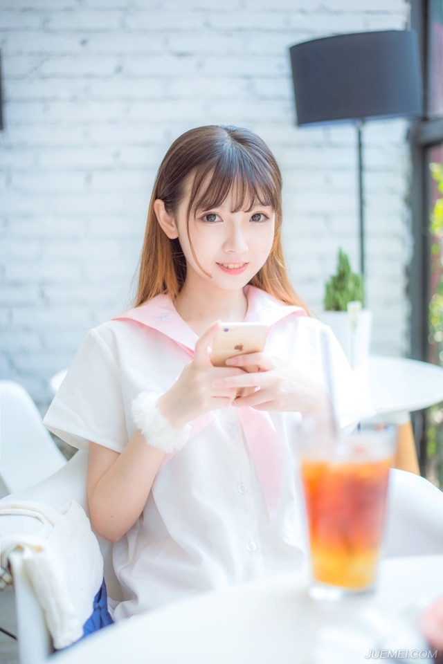 庞统点点头，邓贤、泠苞在军中威望终究不及张任，虽然如今占据了成都，成都以北皆降，但成都以南，巴郡各地将领官员却并未表态。